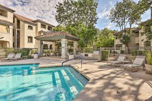 Swimming pool sa o malapit sa Family Scottsdale Condo Access to Pool and Hot Tub