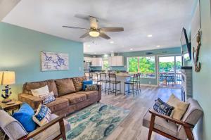 Χώρος καθιστικού στο Sunrise Beach Home with Boat Dock on the Ozarks