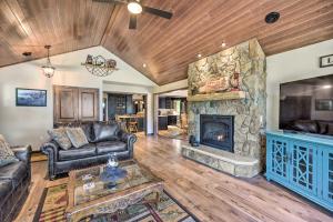 ein Wohnzimmer mit einem Sofa und einem Kamin in der Unterkunft Quiet Lakeside Cabin Patio and Stunning Views! in Grantsburg