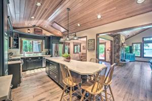een keuken met een tafel en stoelen in een kamer bij Quiet Lakeside Cabin Patio and Stunning Views! in Grantsburg