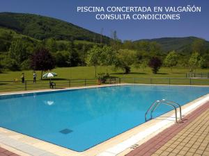 uma grande piscina com uma montanha ao fundo em Apartamentos Turísticos Real Valle Ezcaray em Zorraquín