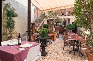 a restaurant with tables and chairs in a courtyard at Ca´n Pere in Alcudia