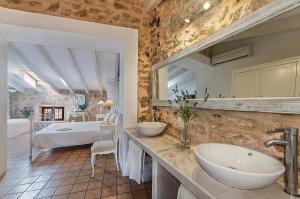 a bathroom with two sinks and a large mirror at Ca´n Pere in Alcudia