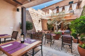 a patio with tables and chairs in a restaurant at Ca´n Pere in Alcudia
