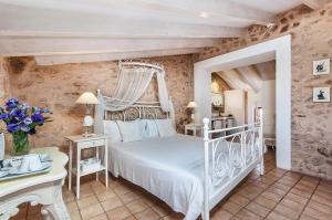 a bedroom with a white bed in a room at Ca´n Pere in Alcudia