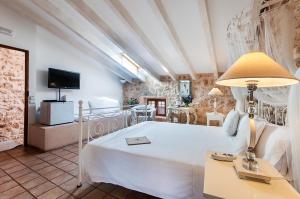 a living room with a bed and a tv at Ca´n Pere in Alcudia