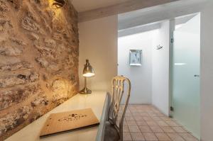 a dining room with a table and a chair at Ca´n Pere in Alcudia