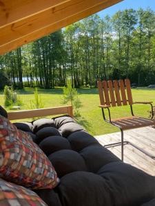 un banco y una bolsa de frijoles en un patio en Baublys Lake Lodge, en Viktarinas