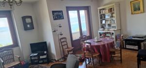 Telewizja i/lub zestaw kina domowego w obiekcie Le Bellevue 2