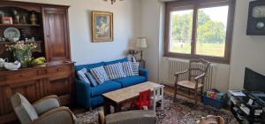ein Wohnzimmer mit einem blauen Sofa und Stühlen in der Unterkunft Le Bellevue 2 in Thonon-les-Bains