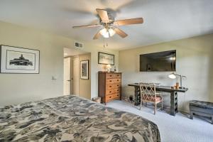 - une chambre avec un lit, un ventilateur de plafond et un bureau dans l'établissement Phoenix Home with Pool Access and Golf Course Views, à Phoenix