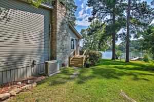 Κήπος έξω από το Dock and Lake Access Tranquil Home in Hot Springs