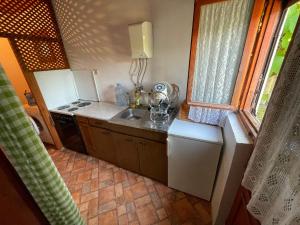 een kleine keuken met een wastafel en een fornuis bij Vikendica na selu, blizu BG 