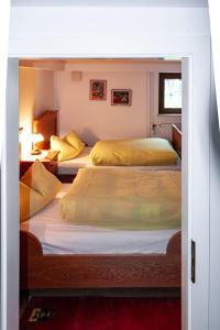 2 Betten in einem Hotelzimmer mit 2 Betten in der Unterkunft Ferienwohnung Auszeit Perle des Ohmtales in Homberg Ohm
