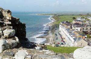 widok na plażę z domami i ocean w obiekcie Cadair Idris w mieście Criccieth