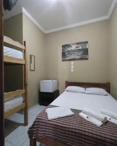 1 dormitorio con 1 cama y 1 litera en Pousada Lampião e Maria Bonita, en Natal