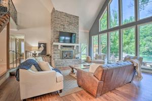 Posezení v ubytování Spacious Lakefront Home with Private Dock!