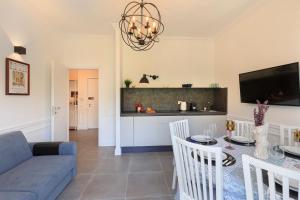 A kitchen or kitchenette at Appartamento Cloe