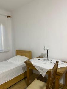 Postel nebo postele na pokoji v ubytování Rupa Guest House Camping Shkoder