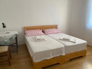 Postel nebo postele na pokoji v ubytování Rupa Guest House Camping Shkoder