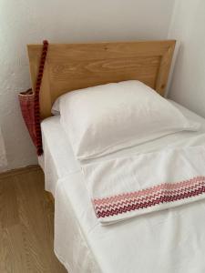 Postel nebo postele na pokoji v ubytování Rupa Guest House Camping Shkoder