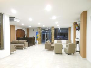 聖薩爾瓦多德胡胡伊的住宿－Parque Hotel，大楼内一个带沙发和椅子的大堂