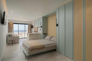 Un dormitorio con una cama y vista al mar. en SG Canteras View Deluxe, en Las Palmas de Gran Canaria
