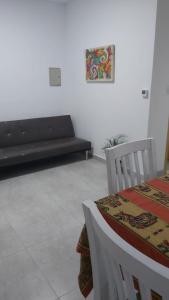 uma sala de estar com um banco e uma mesa em S4 Hermoso departamento para conocer Mendoza em Godoy Cruz