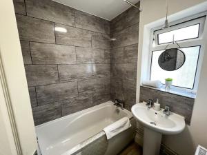 a bathroom with a sink and a bath tub and a sink at Starview Apartment - Hawthorne in Colchester