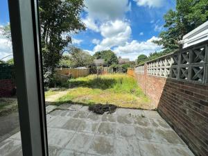 コルチェスターにあるStarview Apartment - Hawthorneの窓から庭の景色を望めます。