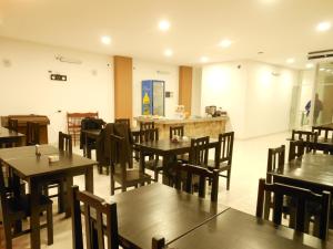 a restaurant with wooden tables and chairs and a counter at Parque Hotel in San Salvador de Jujuy