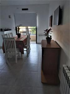 een keuken en eetkamer met een tafel en stoelen bij S4 Hermoso departamento para conocer Mendoza in Godoy Cruz