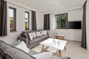 TV in/ali zabaviščno središče v nastanitvi Perithia Suites