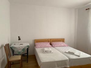 Postel nebo postele na pokoji v ubytování Rupa Guest House Camping Shkoder