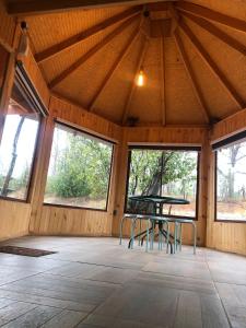 ein Zimmer mit einem Tisch und Stühlen in einem Pavillon in der Unterkunft Cabaña Recinto Valle Las Trancas in Recinto
