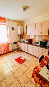 - une cuisine avec une table et un comptoir dans l'établissement Apartment Niceview, à Târgu-Mureş