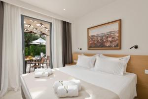 Postelja oz. postelje v sobi nastanitve Perithia Suites + 29 fotografij