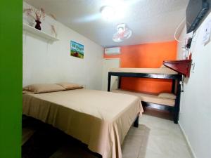 ein kleines Zimmer mit einem Bett und einem Tisch in der Unterkunft Posada Nativa Green Sea San Luis in Buenavista