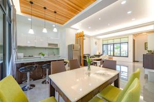 a kitchen and dining room with a table and chairs at 橙香民宿 in Dongshan
