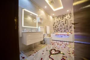 a bathroom with a floor covered in confetti at منتصف البيعة للشقق المخدومة in Taif +65 photos