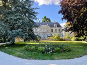 uma casa grande com um jardim em frente em Château de Contay Guesthouse - 1753 em Contay