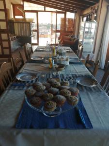 długi stół z babeczkami i talerzami w obiekcie Il Veliero w mieście Roccalumera