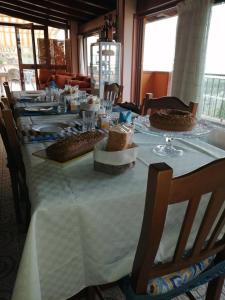 ロッカルメーラにあるIl Velieroのケーキ2つ付きテーブル