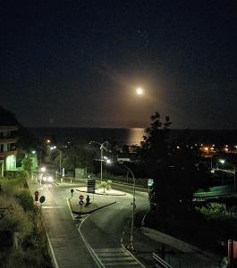 ロッカルメーラにあるIl Velieroの月の夜の通り