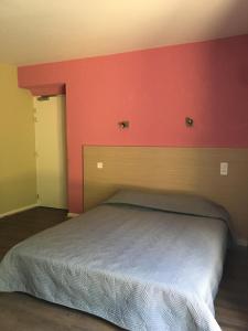 Postel nebo postele na pokoji v ubytování Hôtel Au Val De Saône Free Parking