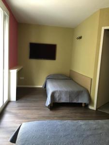 Postel nebo postele na pokoji v ubytování Hôtel Au Val De Saône Free Parking