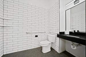 ein weißes Bad mit einem WC und einem Waschbecken in der Unterkunft The Bungalows at Zion in Springdale
