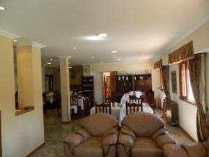 sala de estar con 2 sillas y comedor en Hotel Mara, en Miramar 18 fotos más
