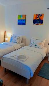 2 camas en una habitación con paredes blancas en Casa Alice en Ližnjan
