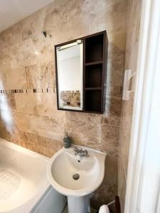 bagno con lavandino e specchio di 4 Bedroom house for Contractors,family,free parking,study,internet in ipswich a Ipswich